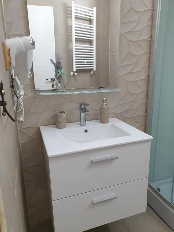 Caprice Deluxe Accomodation Drobeta Turnu Severin Exterior foto