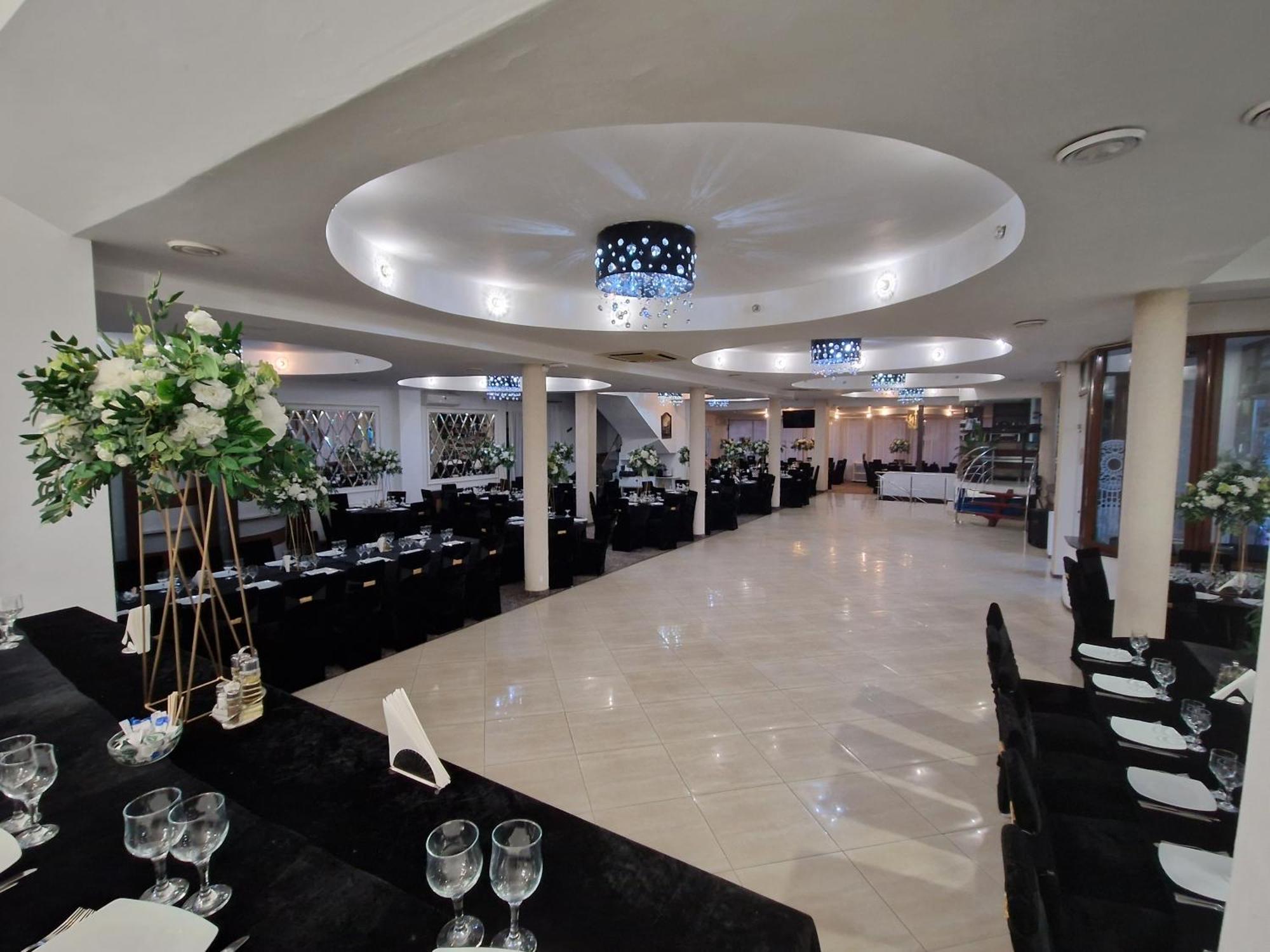 Caprice Deluxe Accomodation Drobeta Turnu Severin Exterior foto